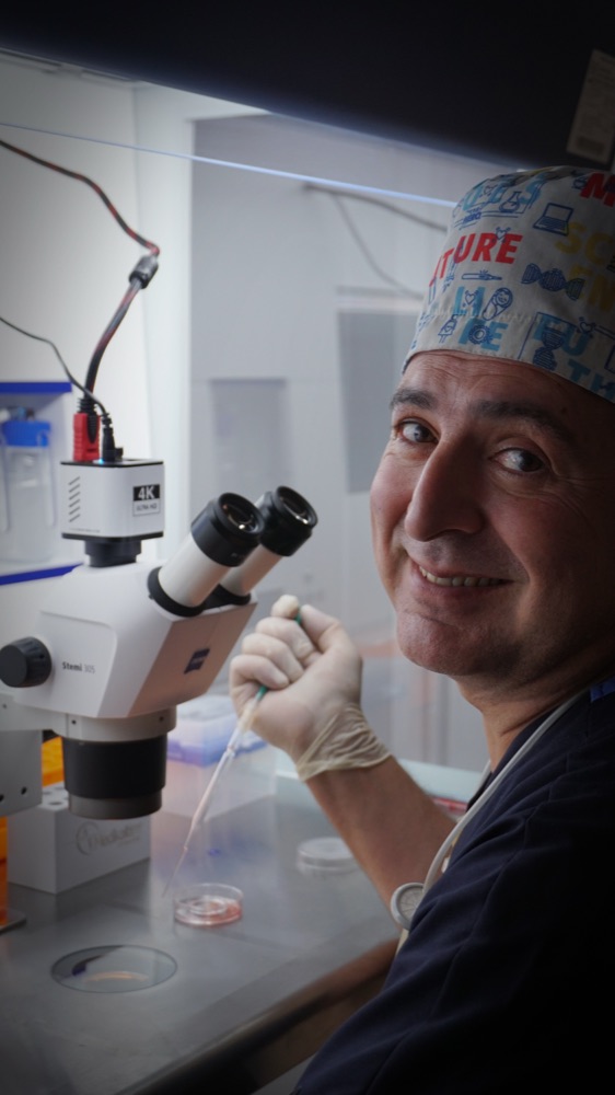 Ali Kizilkanat au poste de micromanipulation