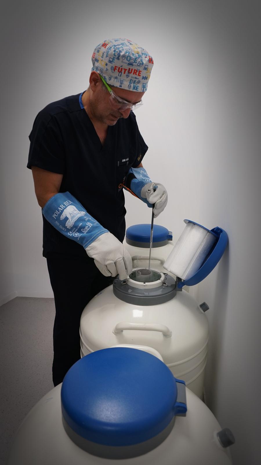 L'embryologiste devant les cuves de cryoconservation du laboratoire Fertina IVF