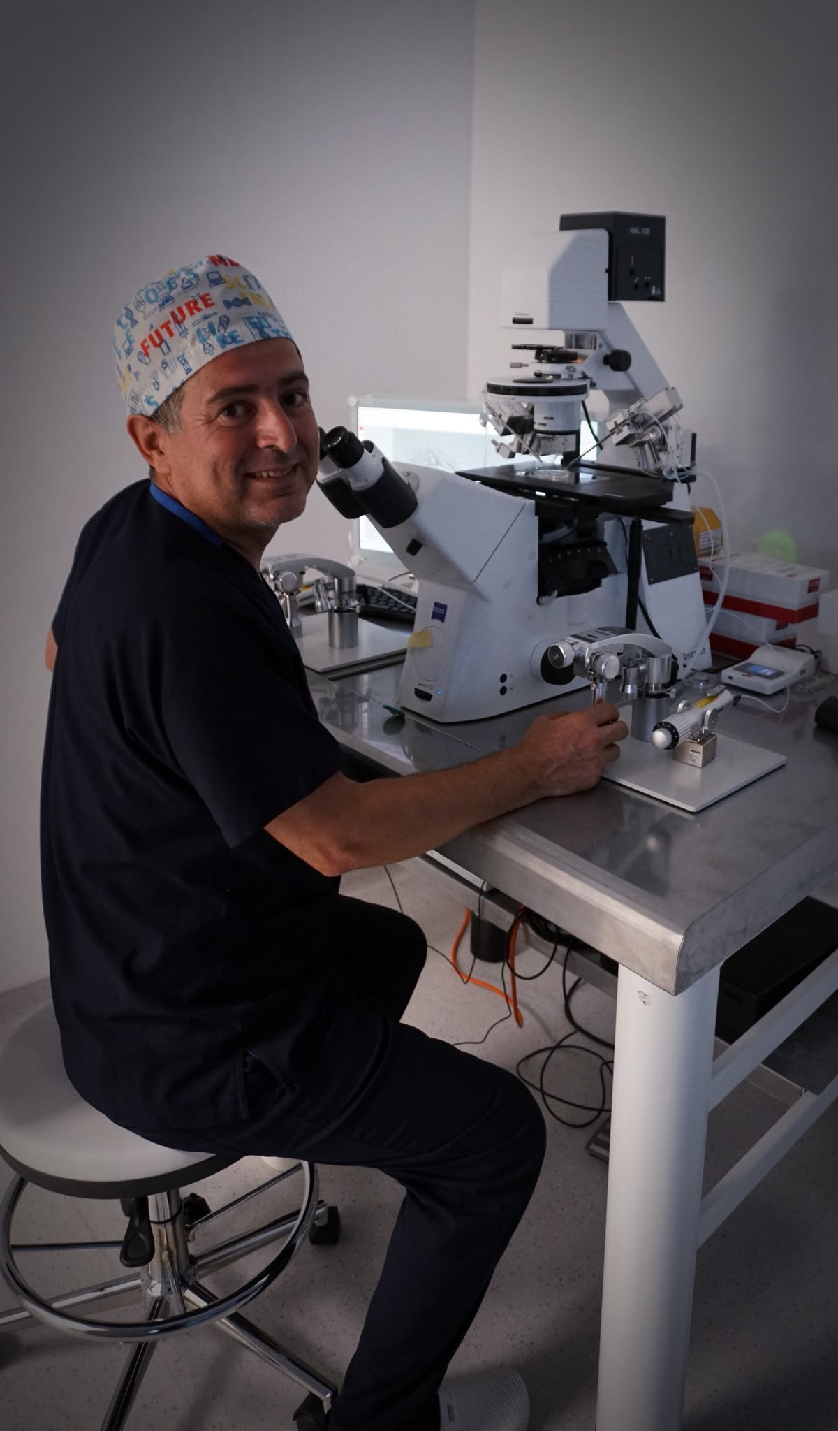 L'embryologiste Ali Kizilkanat au poste ICSI