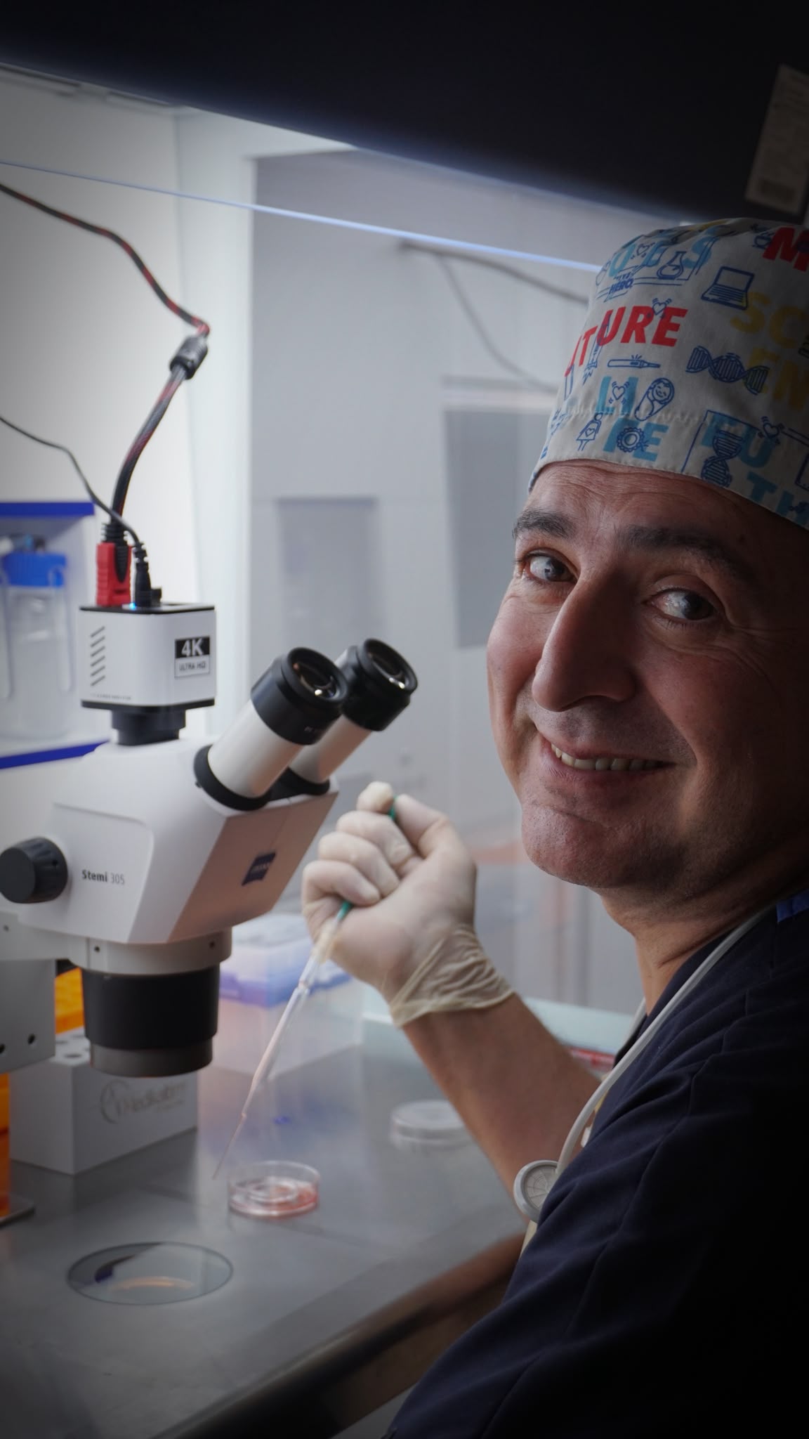 L'embryologiste Ali Kizilkanat au microscope dans le laboratoire Fertina IVF