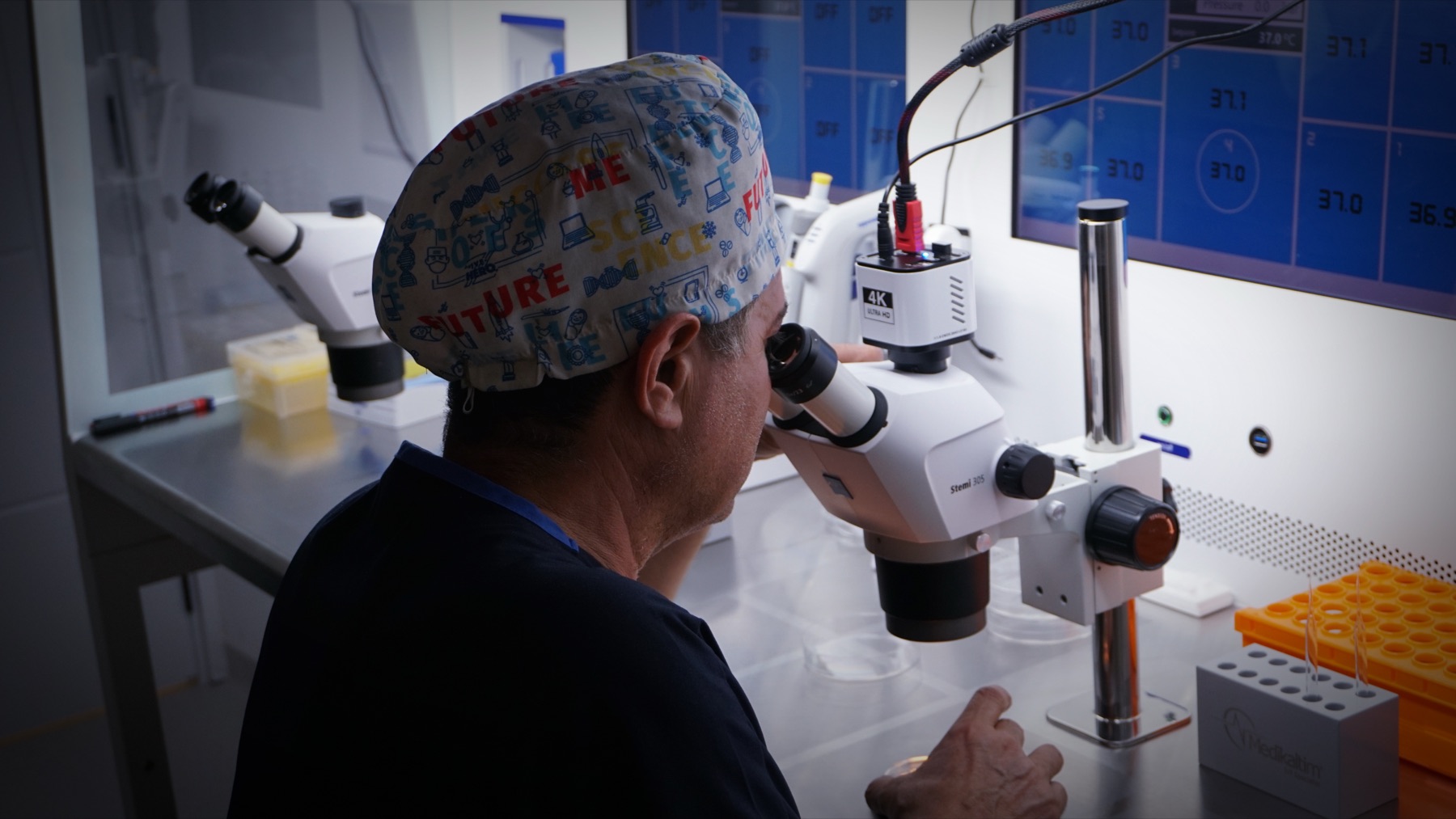 Embryologiste au poste de micromanipulation ICSI