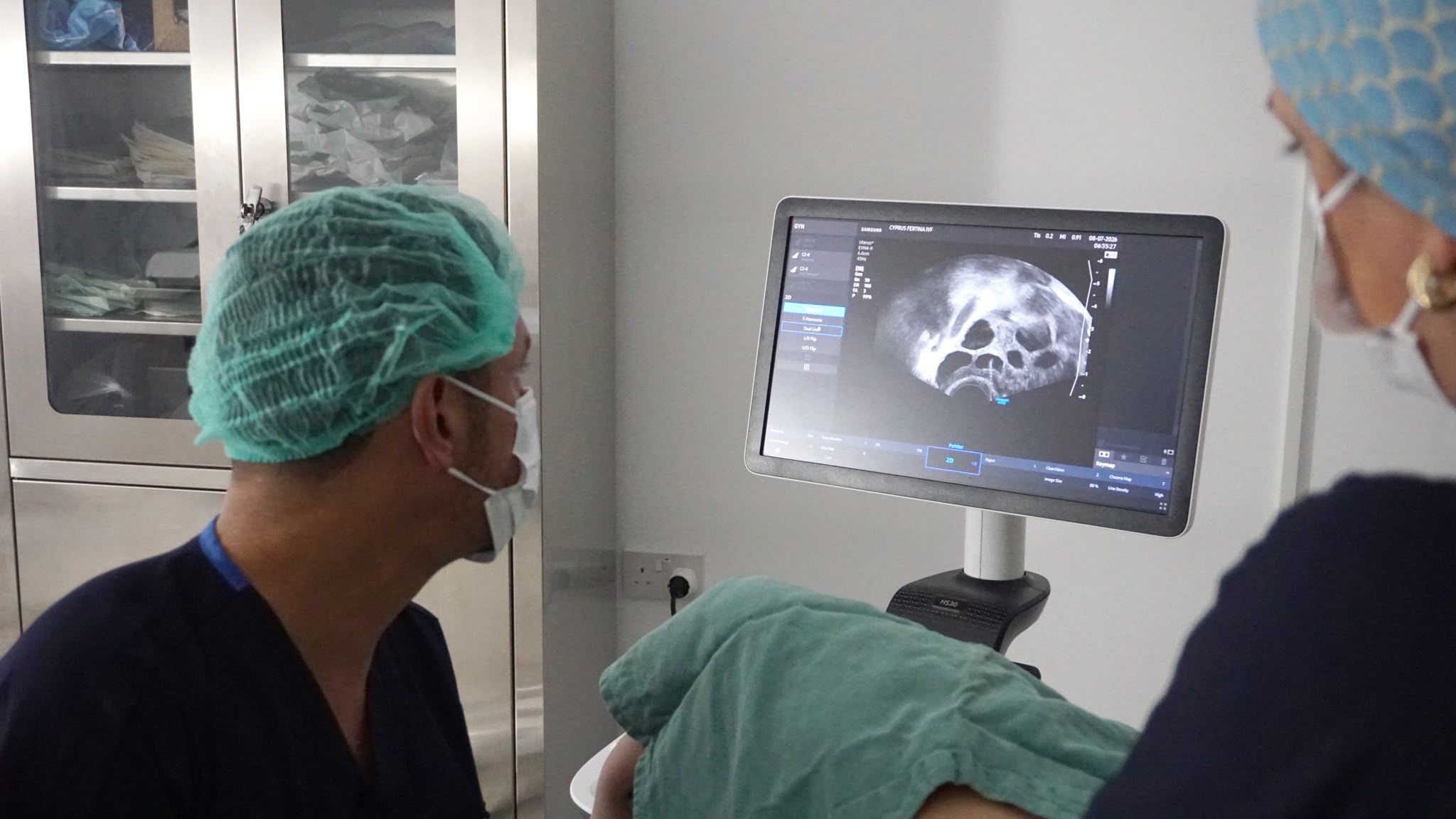 Le Dr Sever examinant une échographie à Fertina IVF