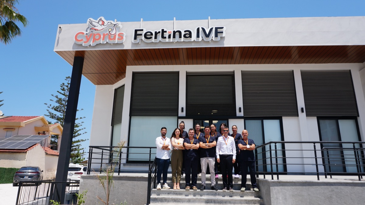 L'équipe Fertina devant l'entrée de la clinique